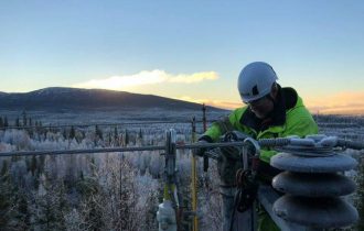 A man fixing a frozen electricity line 230713 DORE Blasjon Nat