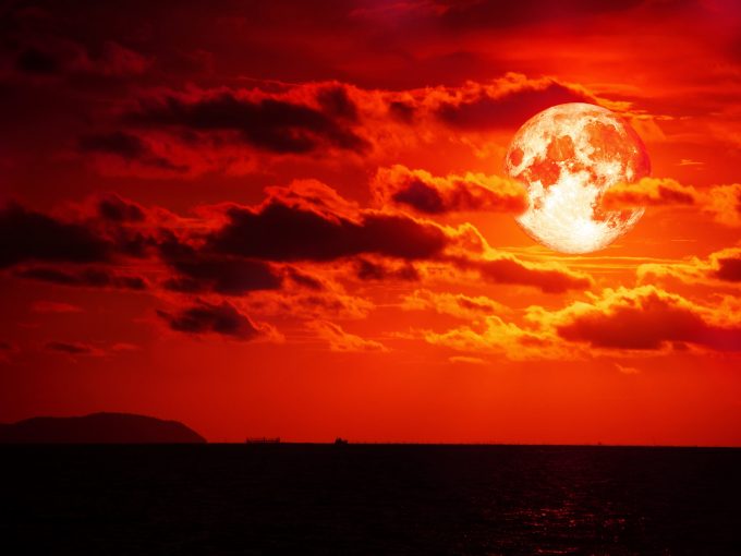 Full,Blood,Moon,And,Cloud,Moving,In,The,Night,Sky,
