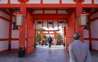 entrance to fushimi inari taisha shinto shrine